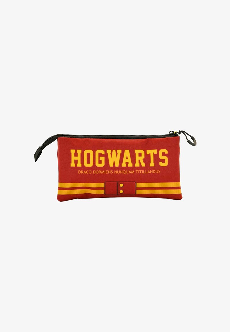 Rode etui met "HOGWARTS" in gele tekst. Heeft een ontwerp met gele strepen en een afbeelding van een riem met knopen. Rits aan de bovenkant.
