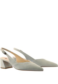 Slingback boty z měkké, světlé modré zámkové kůže s špičatou špičkou a středním blokovým podpatkem. Detail s přezkou na nastavitelném popruhu.