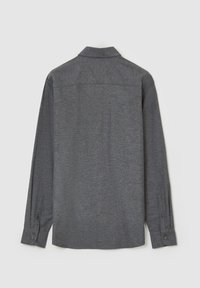 Camicia a maniche lunghe in tessuto grigio scuro, con colletto, polsini abbottonati e orlo dritto. Finitura morbida e texturizzata senza motivi.