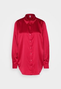 Rode satijnen blouse met lange mouwen, een kraaghalslijn, een sluiting met knopen aan de voorkant en een relaxte pasvorm. Heeft een gladde textuur en een lichte glans.