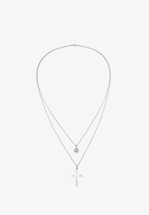 Sølv halskæde med to strenge; den ene har et rundt vedhæng med en klar sten, den anden har et simpelt korsvedhæng.