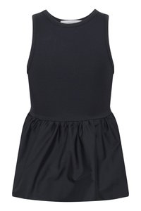 Abito senza maniche nero realizzato in tessuto liscio, con un top aderente e una gonna arricciata. Design semplice senza motivi o accenti visibili.