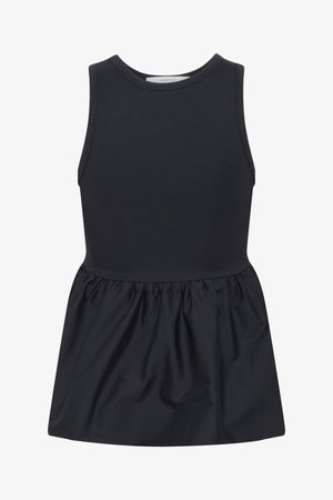 Rochie neagră fără mâneci, realizată dintr-un material fin, cu un top ajustat și o fustă plisată. Design simplu, fără modele sau accente vizibile.