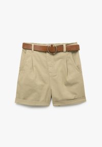 Beige katoenen shorts met een bruine riem met een ronde metalen gesp, plooien aan de voorkant en omgerolde zomen. Twee zijzakken.