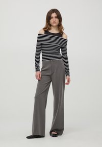 Terranova CON SCOLLO SHIFFER A RIGHE - Maglietta a manica lunga - nero