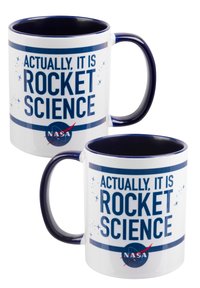Tazza in ceramica bianca con bordo interno e manico blu. Presenta il testo "In realtà è SCIENZA FISICA" e il logo NASA. Superficie liscia, forma arrotondata.