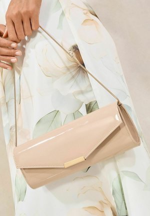 Clutch bag in pelle verniciata beige con chiusura a pattina e hardware dorato; presenta un esterno liscio e una forma sottile ed allungata.