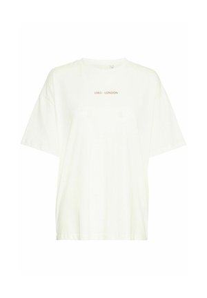 T-shirt bianca oversize con scollo rotondo, caratterizzata dal testo "1983 - LONDON" in un sottile font marrone chiaro sul petto.