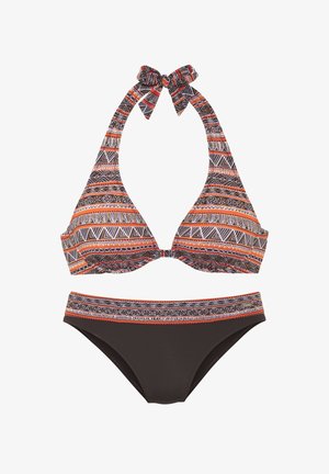 Bikini mit Neckholder-Oberteil mit orangefarbenen, braunen und beigen geometrischen und floralen Mustern, kombiniert mit einfarbigen dunkelbraunen Höschen mit passendem gemustertem Bund.