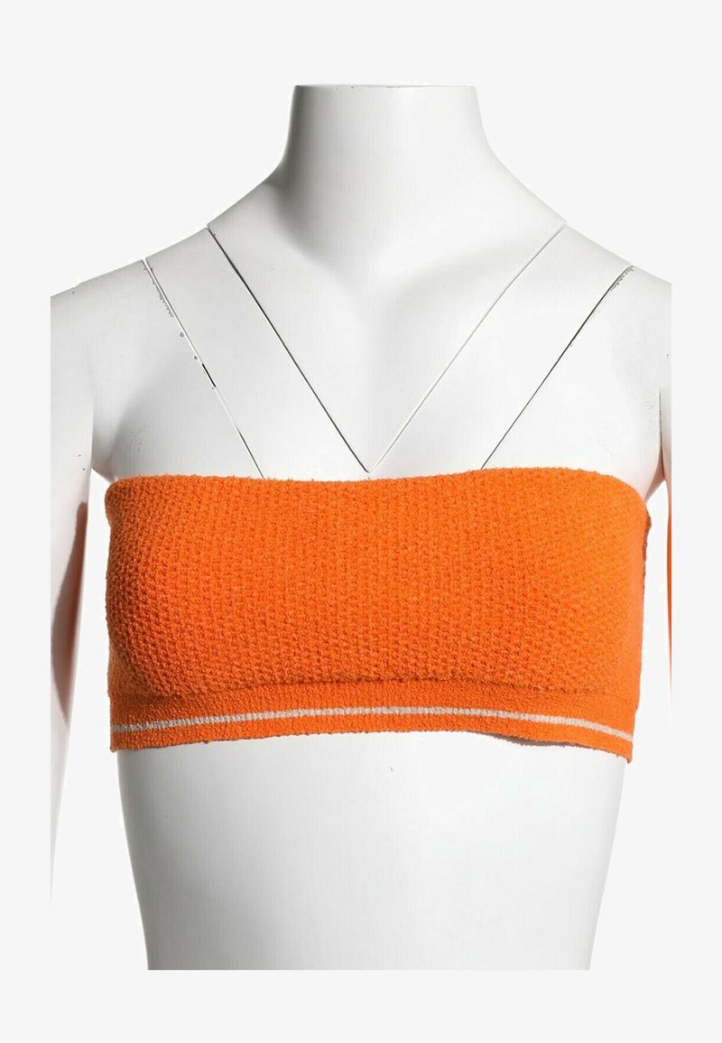 Haut bandeau texturé orange avec de fines rayures blanches le long du bord inférieur, présenté sur un torse de mannequin blanc.