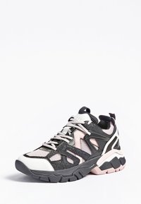 Baskets athlétiques noires et roses en mesh et matériaux synthétiques, avec une semelle épaisse, un laçage prononcé et des accents de design angulaires.