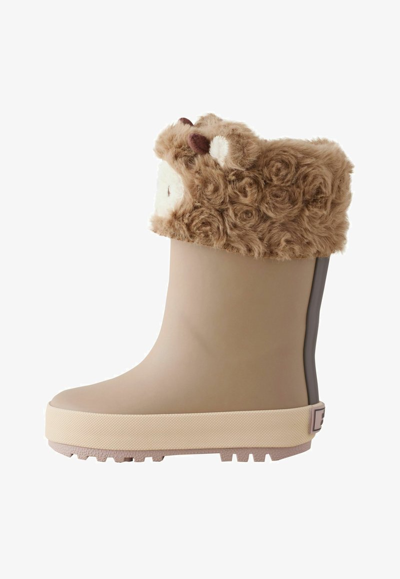 Bottes en caoutchouc imperméables pour enfants de couleur beige, avec bordure en fausse fourrure texturée marron, dotées d'une partie supérieure moelleuse, d'une forme arrondie et d'une semelle en caoutchouc antidérapante.