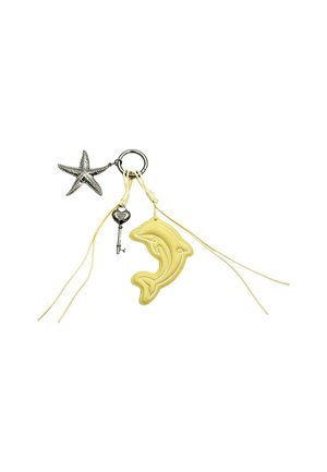 Portachiavi con ciondolo a stella marina argento, una piccola chiave in metallo in stile vintage e due charm in pelle gialla a forma di delfino su cordoncini.