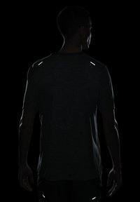 Nike Performance RISE - Camiseta deportiva - vintage green htr reflective silv