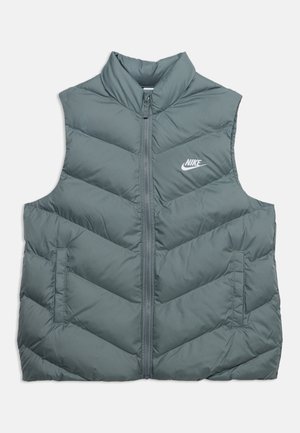 Veste sans manches matelassée gris foncé avec fermeture éclair frontale, deux poches latérales et logo Nike blanc sur la poitrine gauche.
