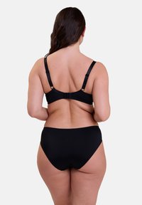 Sujeta con aros negro y parte inferior de bikini de tiro alto, fabricada con un tejido suave. El sujetador tiene tirantes ajustables y un cierre de gancho en la parte posterior.