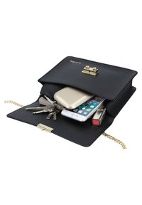 Borsa a tracolla nera in pelle con chiusura dorata, dotata di un ampio interno. Contiene uno smartphone, le chiavi e un caricabatterie portatile. Manico a catena.