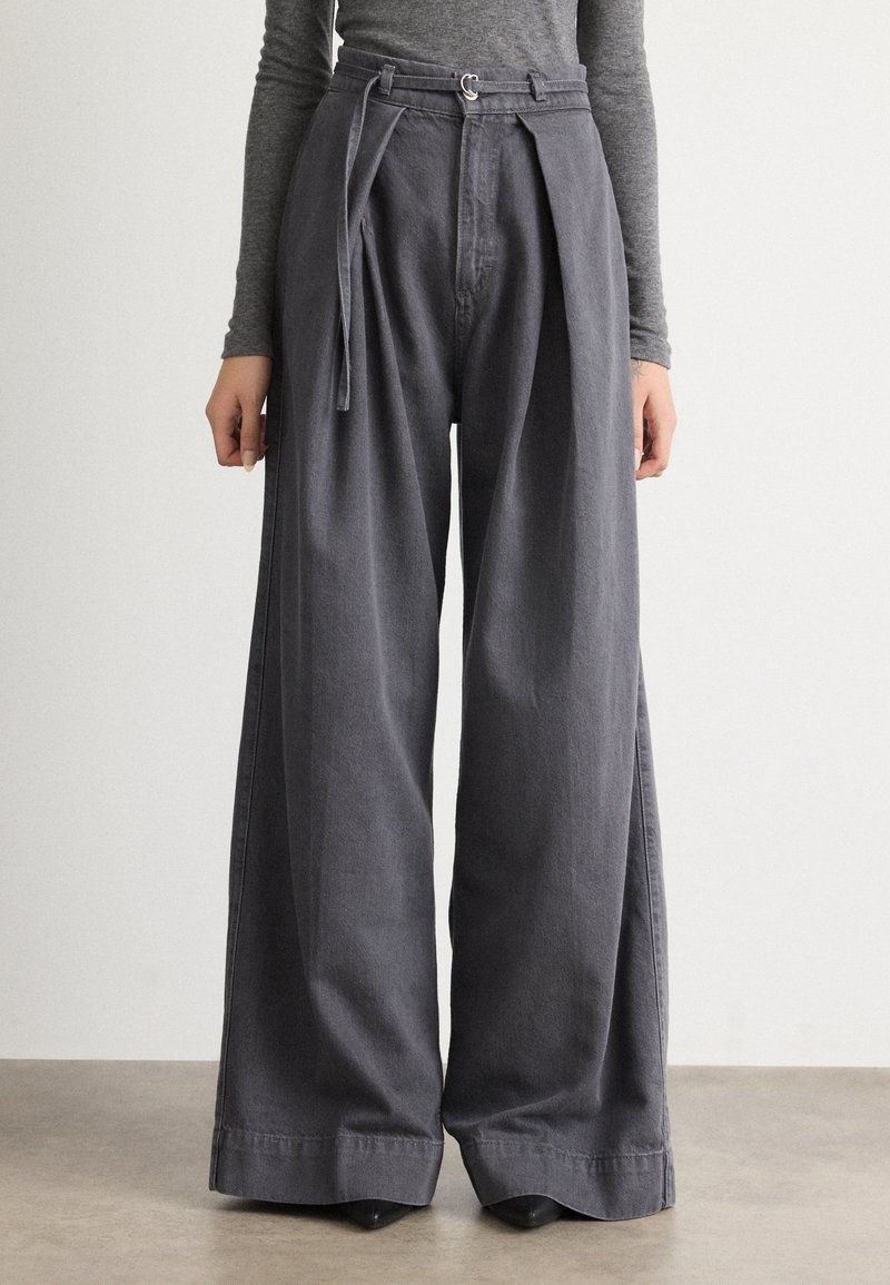 Pantalones de pierna ancha en gris, confeccionados en suave denim, con cinturilla con cinturón, pliegues en la parte delantera y una textura suave que ofrece un ajuste relajado.