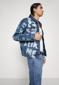 Levi's® TRUCKER - Spijkerjas - blue denim/light blue
