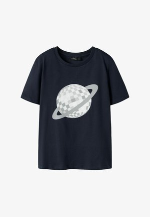 Navyblauwe T-shirt met korte mouwen van katoen, met een grote, grijze en witte discobal planeet graphic met ringen aan de voorkant.