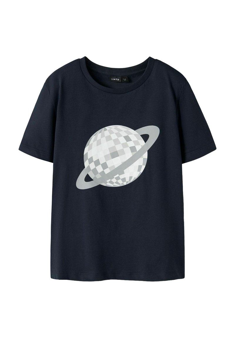 Camiseta de manga corta color azul marino hecha de algodón, que presenta un gráfico grande de un planeta disco ball en gris y blanco con anillos en la parte frontal.