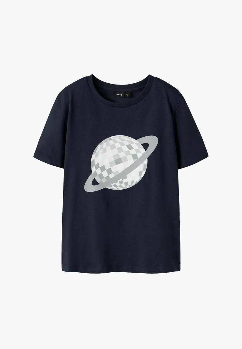 Camiseta de manga corta color azul marino hecha de algodón, que presenta un gráfico grande de un planeta disco ball en gris y blanco con anillos en la parte frontal.