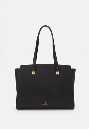 Černá taška přes rameno vyrobená z texturované umělé kůže, s dvěma pevnými uchy, akcenty z pozlaceného kovu a čtvercovým tvarem.