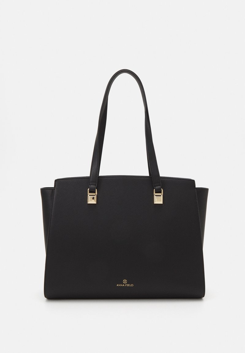 Sort tote bag lavet af tekstureret kunstlæder, med to robuste håndtag, hardware i guldfarve og en firkantet form.