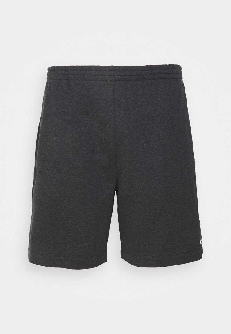 Shorts de sport gris foncé en tissu doux, avec une taille à cordon, une coupe arrivant au genou, et un petit logo sur le côté inférieur.