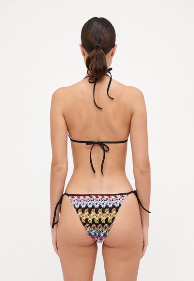 Vernietetes schwarzes String-Bikini mit mehrfarbigem Häkelmuster. Verfügt über einen Halterneck und seitliche Bindebänder, die ein lebhaftes Design zur Schau stellen.