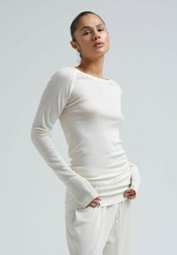 Neselectat, off white