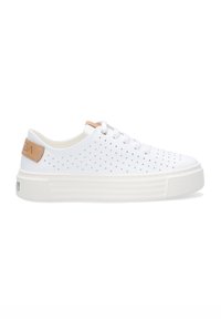 Weißer Sneaker mit perforiertem Design, strukturierter Gummisohle und braunem Lederakzent an der Ferse. Schnürsenkel vorne für einen sicheren Halt.