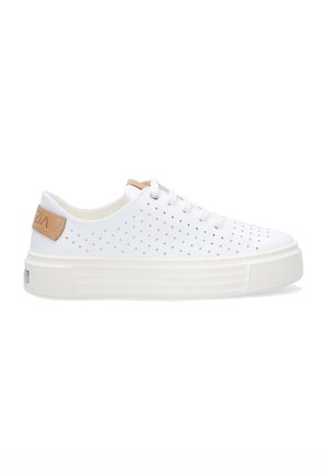 Witte sneaker met perforatieontwerp, gestructureerde rubberen zool en een tan leren accent op de hiel. Veters aan de voorkant voor een veilige pasvorm.