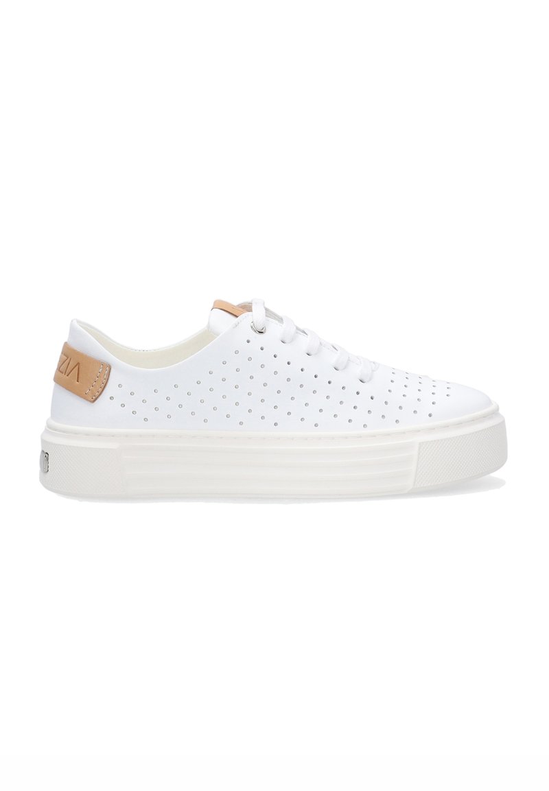 Weißer Sneaker mit perforiertem Design, strukturierter Gummisohle und braunem Lederakzent an der Ferse. Schnürsenkel vorne für einen sicheren Halt.