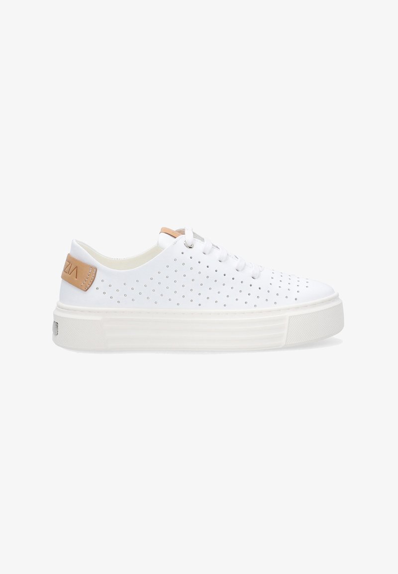 Weißer Sneaker mit perforiertem Design, strukturierter Gummisohle und braunem Lederakzent an der Ferse. Schnürsenkel vorne für einen sicheren Halt.