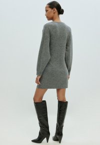 EDITED LORAN - Strickkleid - graumeliert dunkelgrau