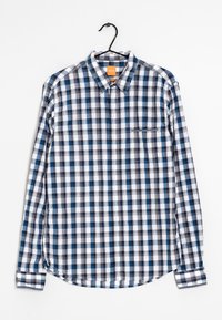 Modrá, černá a bílá kockovaná košile na knoflíky. Dlouhé rukávy, náprsní kapsa, zaoblený lem, vyrobená z lehkého materiálu. Visí na černém háčku.