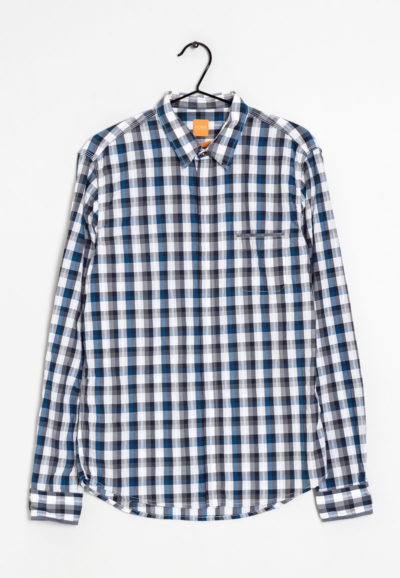 Modrá, černá a bílá kockovaná košile na knoflíky. Dlouhé rukávy, náprsní kapsa, zaoblený lem, vyrobená z lehkého materiálu. Visí na černém háčku.