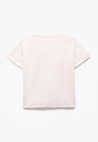 Camiseta de manga corta de color rosa claro, hecha de algodón suave. Presenta un cuello redondo clásico y un ajuste relajado. No tiene patrones ni detalles notables visibles.