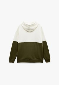 Hættetrøje med farveblokdesign i olivengrøn og creme, lavet af et blødt stof med ribbede manchetter og kant.