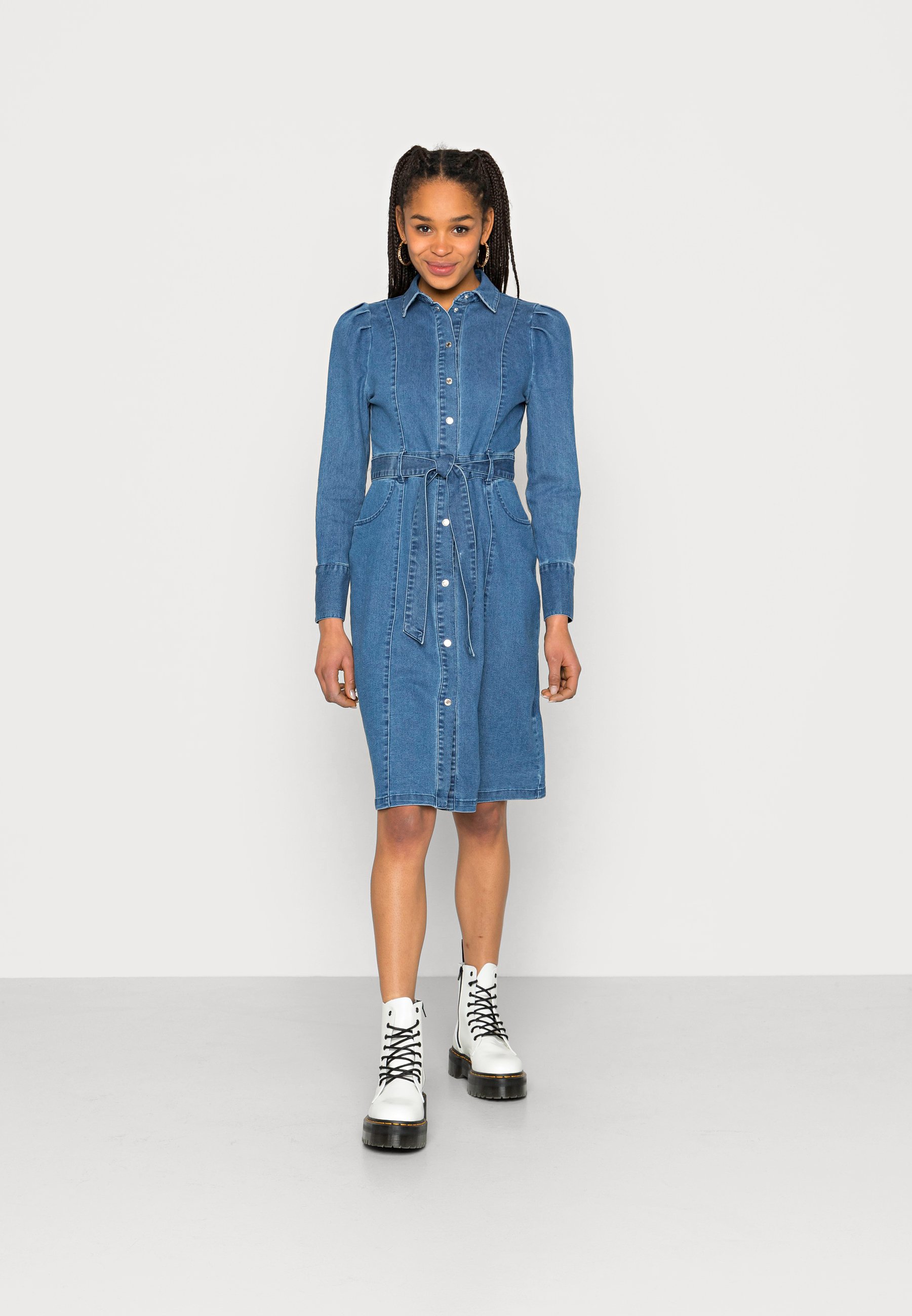 Vero Moda RUBY DRESS - Spijkerjurk - medium blue denim/Blauw  denim/bluedenim - Zalando.nl