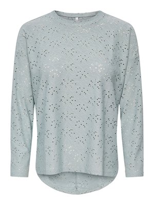 Lyseblå bluse med lange ærmer, rund halsudskæring og et hulmønstret blomstermotiv, der har en en smule længere bagkant.