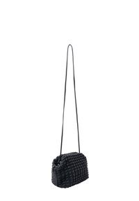 Černá tkaná crossbody taška se strukturovaným tvarem, dlouhým popruhem a texturovaným povrchem se čtvercovým vzorem.