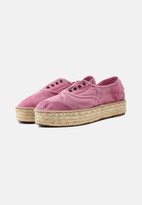 Roze platnene espadrile s jute vretenama i metalnim okovima. Zaobljeni vrh i niskoprofilni dizajn za jednostavno obuvanje.