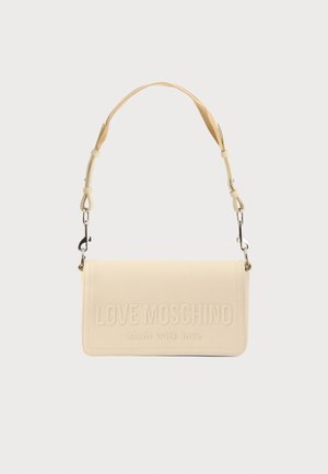 Bolso de mano de cuero sintético color crema con el texto en relieve "LOVE MOSCHINO" y "made with love". Cuenta con una correa desmontable y un diseño minimalista.