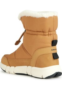Botas impermeables marrones con parte superior acolchada, ribete de pelo sintético blanco y suela de goma flexible. Presentan una lengüeta y costuras decorativas.