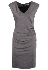 Robe grise sans manches longueur genou avec encolure en V et léger froncé à la taille, confectionnée en tissu doux avec fermeture éclair au dos.