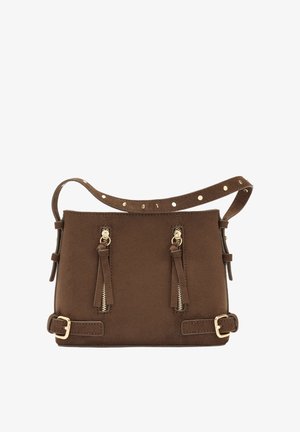 Brązowa torba na ramię z zamszu z złotymi suwakami, frędzlami oraz regulowanym paskiem ze złotymi ćwiekami i klamrami na białym tle.