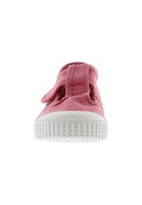 Scarpa di tela rosa con una texture morbida, suola in gomma bianca e aperture elastiche distintive per facilitarne l'indossamento. La vista frontale mette in evidenza i dettagli di design.