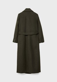 Dlouhý olivově zelený vlněný kabát se strukturovaným límcem, bočními detaily pásu a manžetami na knoflíky, s hladkou texturou a minimalistickým designem.
